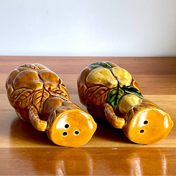Pear Cluster Salt and Pepper Set - Picture 5 of 9